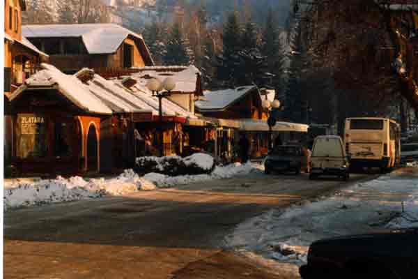 Desno od zgrade kina u pravcu Reumala